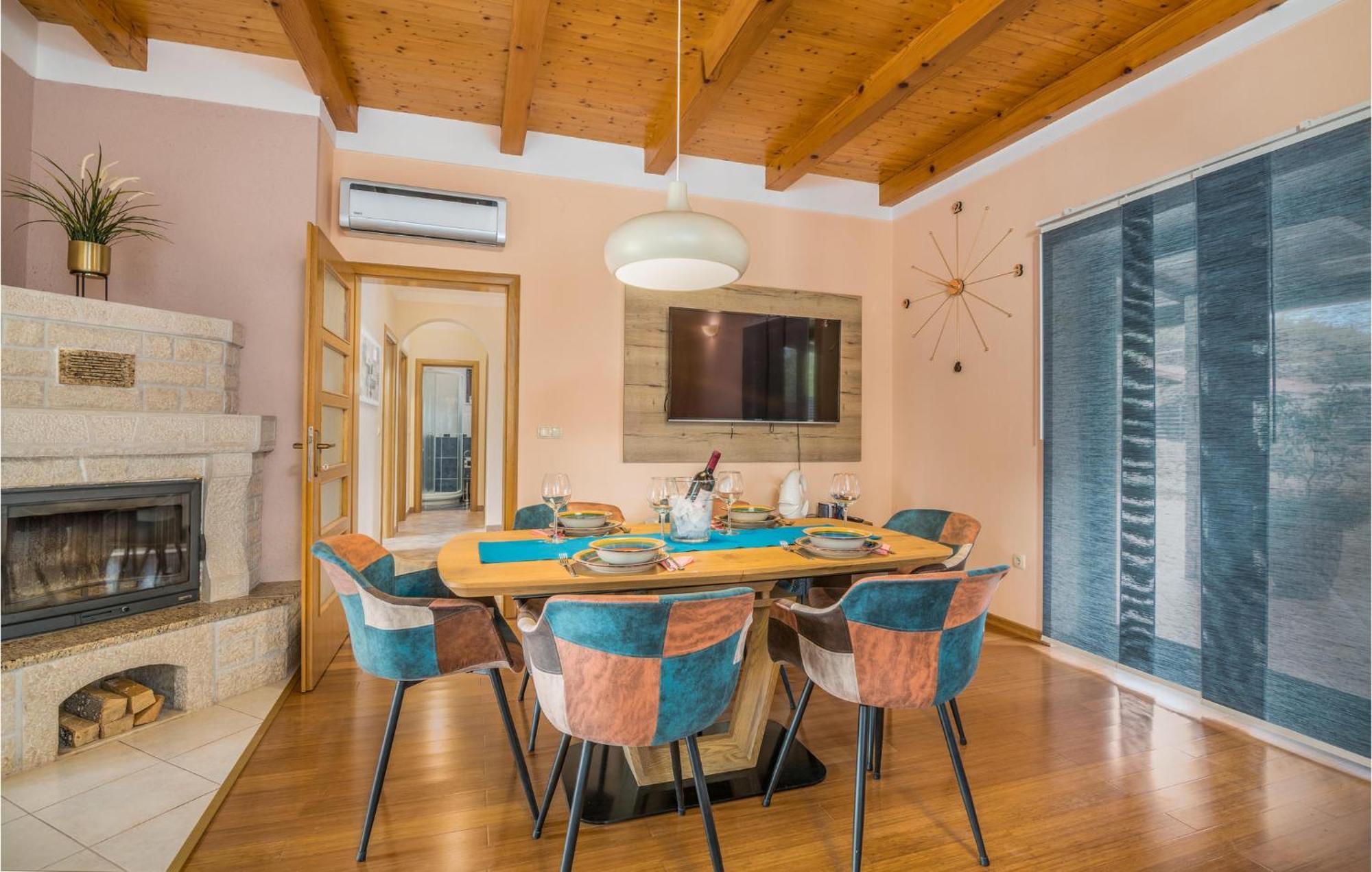 Nice Home In Lakmartin With Outdoor Swimming Pool Bagian luar foto
