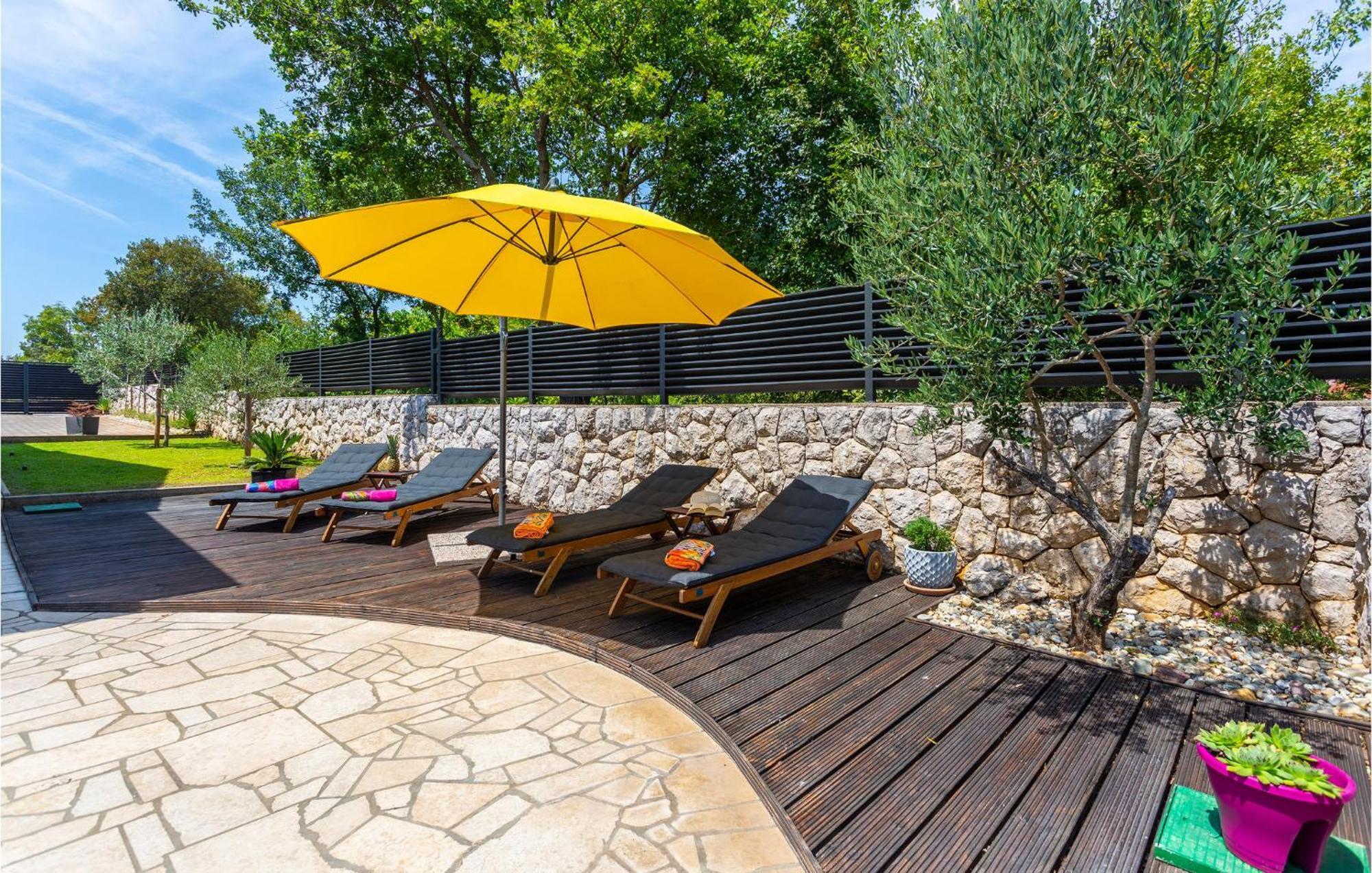 Nice Home In Lakmartin With Outdoor Swimming Pool Bagian luar foto